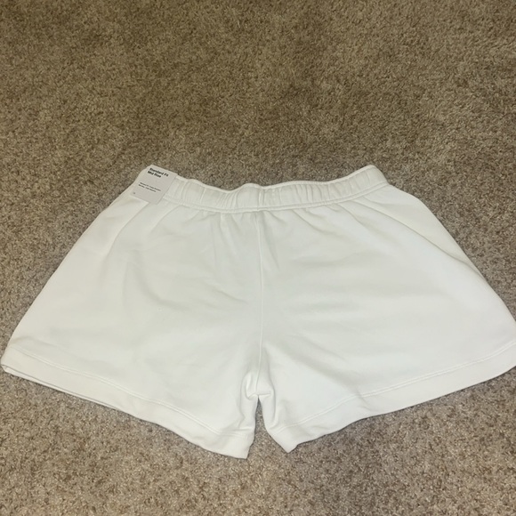 NWT nike standard fit mid rise shorts in white - Picture 5 of 5